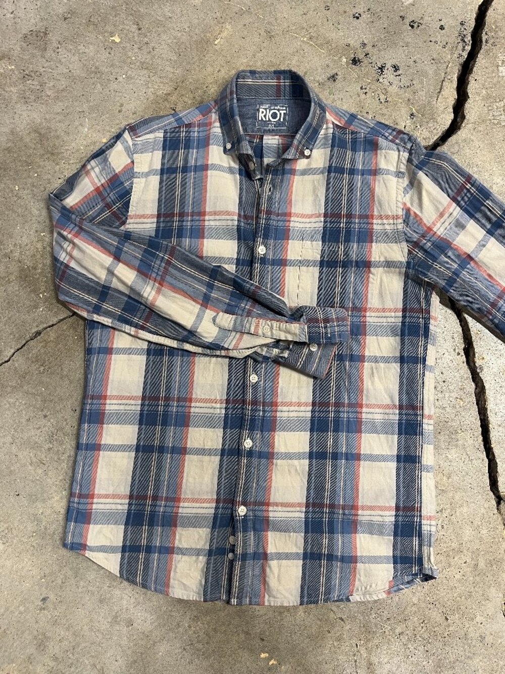 Medium plaid spread collar button-down dress shirt